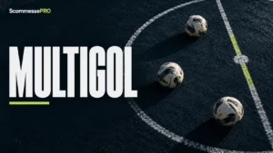 Multigol: tre palloni sul campo da calcio.